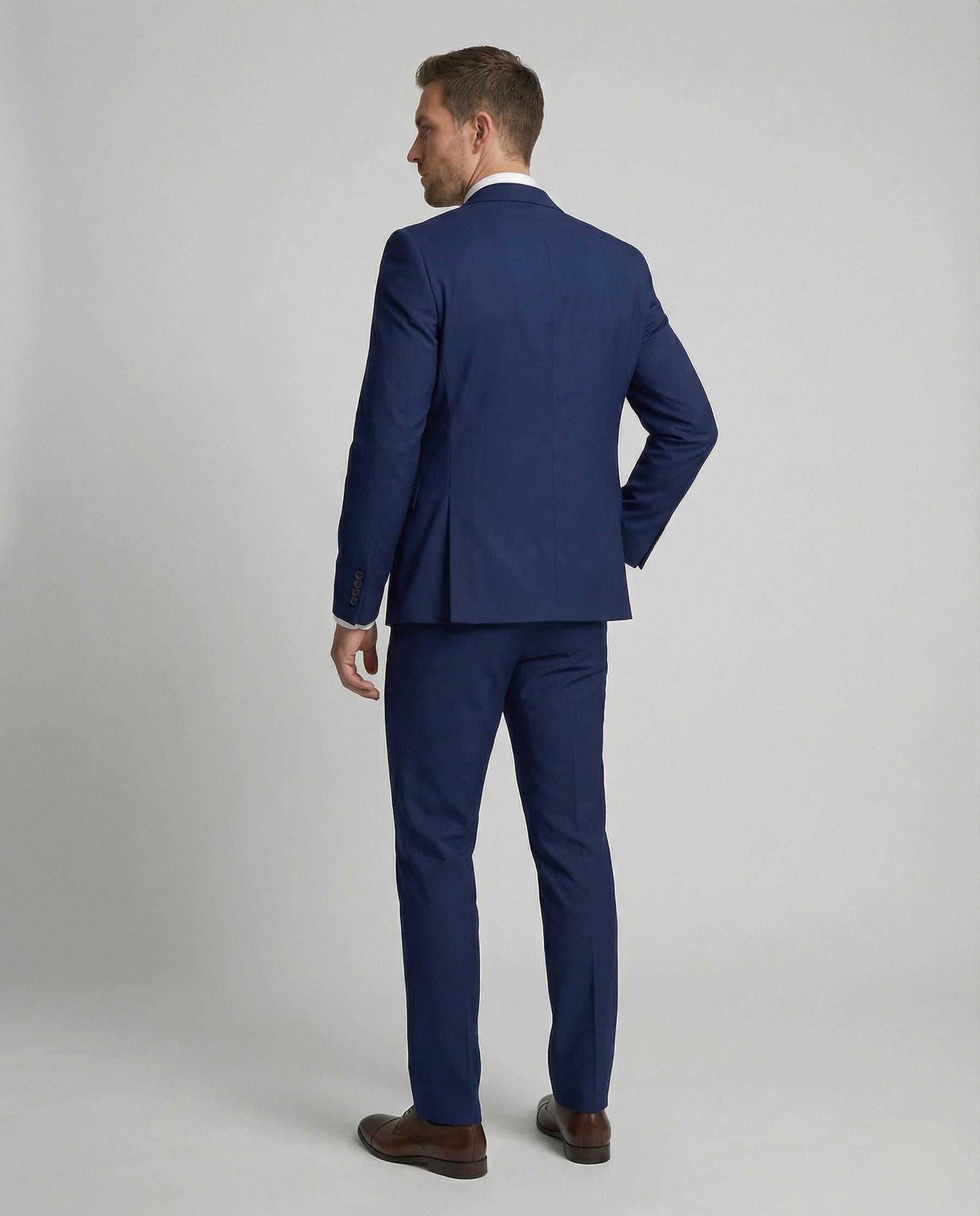 Costume trois pièces ajusté avec gilet pour homme – vue 2
