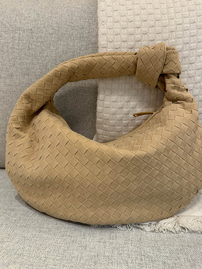 Side profile of woven shoulder bag with knotted handle