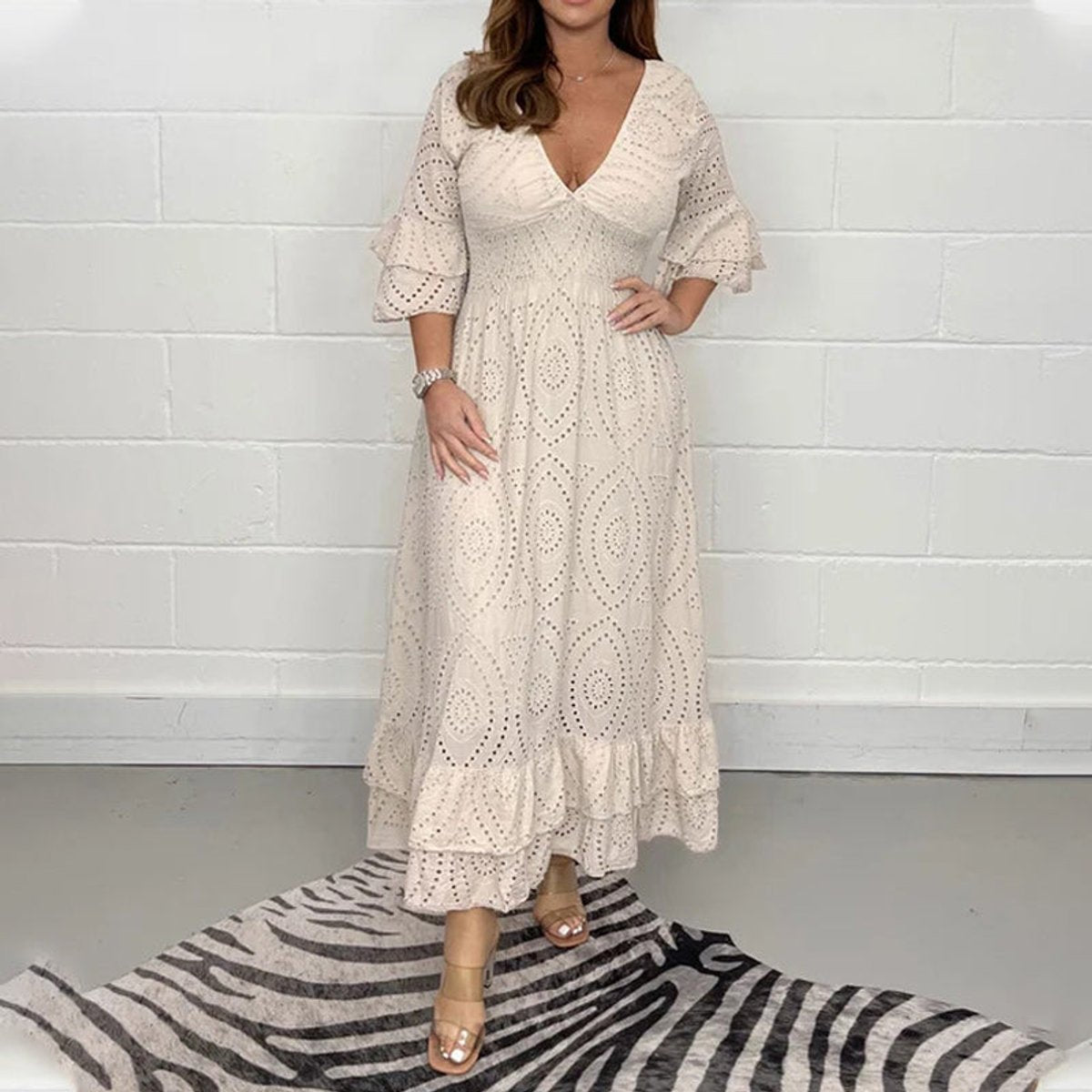 Robe midi broderie anglaise manches volants beige pour femme