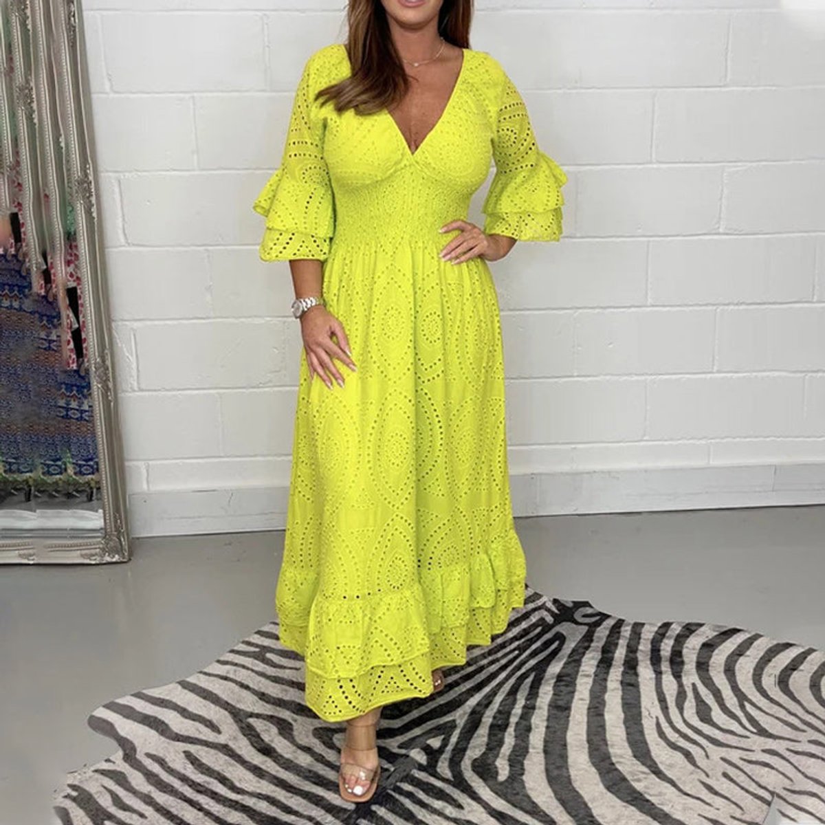 Robe midi broderie anglaise manches volants jaune pour femme