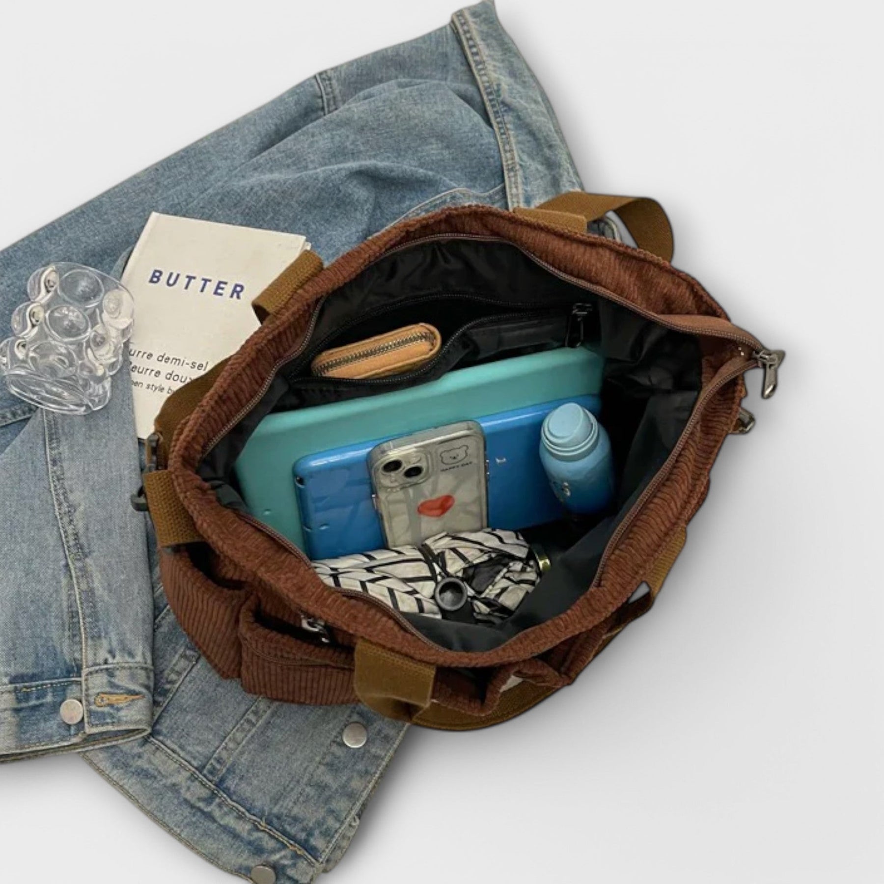 Interior compartments and organisation of tote bag