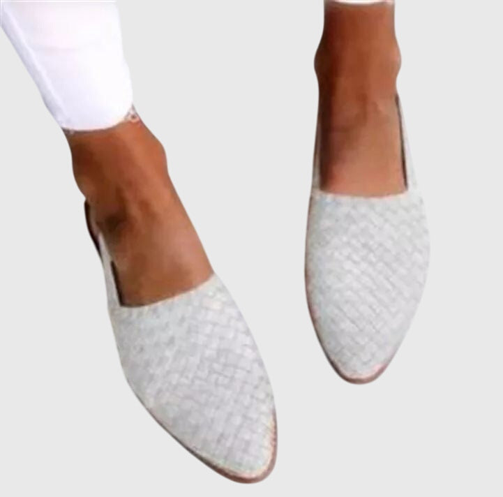 Pose de la sandale tressée sur un pied